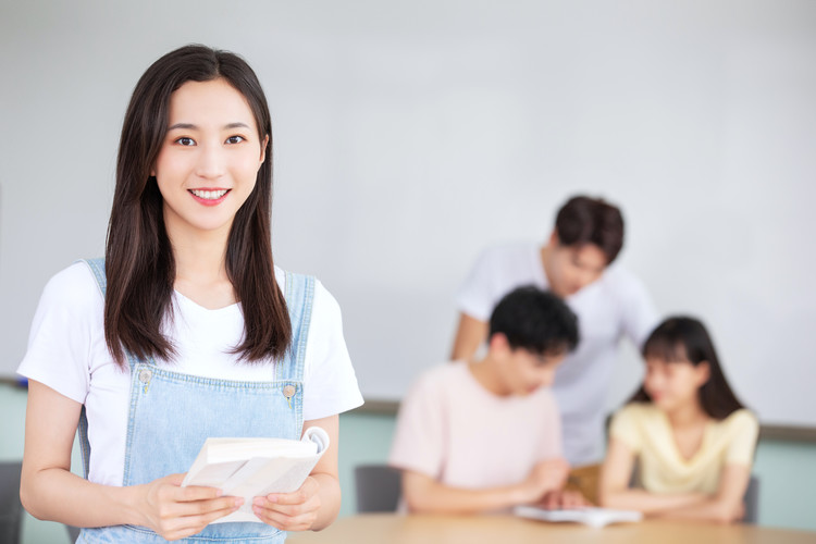 2025年初中毕业读办公室文员好找工作吗