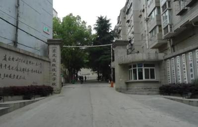 东风汽车公司高级技工学校